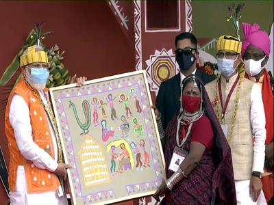 पद्मश्री भूरी बाई ने की प्रधानमंत्री मोदी जी को अपनी कलाकृति भेंट