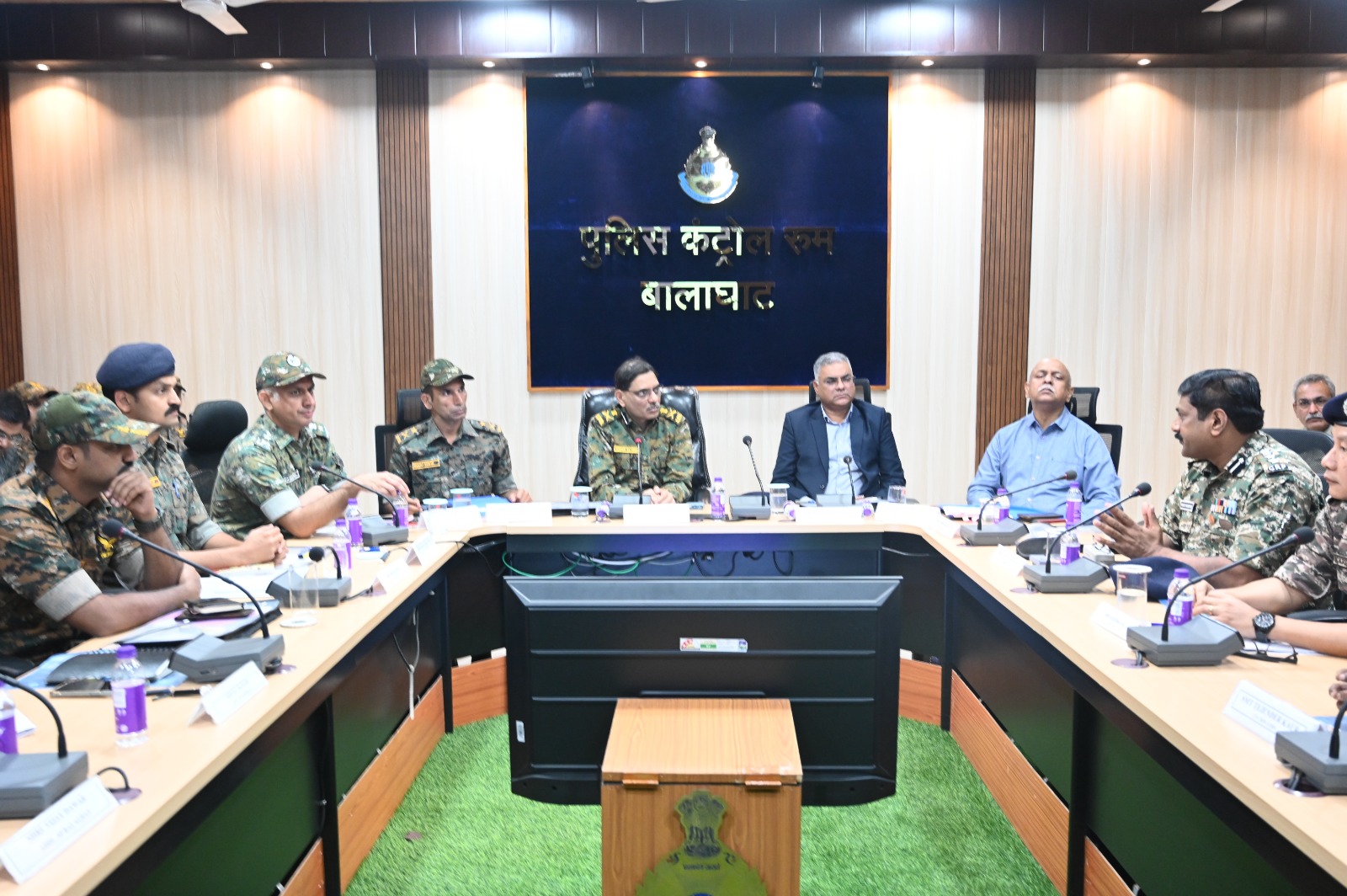 मुख्यमंत्री के निर्देश पर घायल जवान का स्वास्थ्य जानने गोंदिया पहुंचे डीजीपी