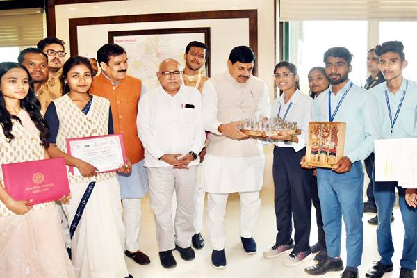 CM Dr. Yadav Greets Meritorious ITI Trainees on Courtesy Visit