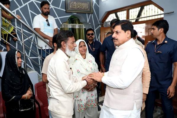 Chief Minister Dr. Yadav visits affected families in Parasia
