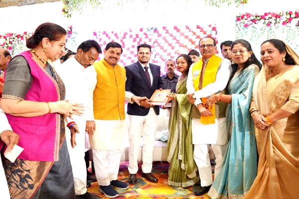 CM Dr. Yadav Blesses Newlywed Couple