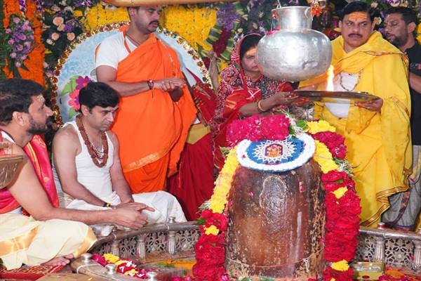 CM Dr. Yadav Performs Worship, Does Darshan of Lord Shri Mahakal Along with Wife