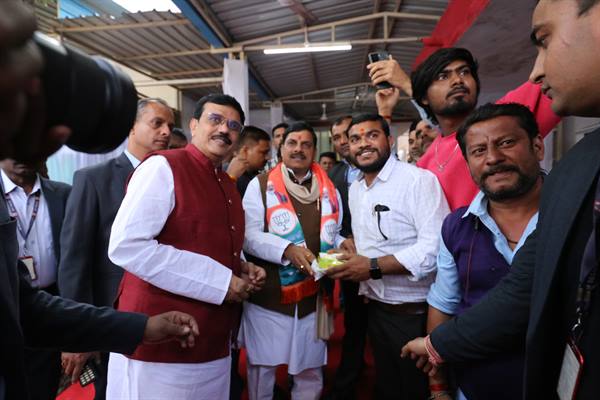 मुख्यमंत्री डॉ. यादव से भेंट कर नागरिकों ने दी बधाई