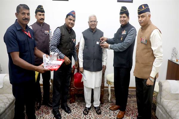 राज्यपाल श्री पटेल को ध्वज लगाया