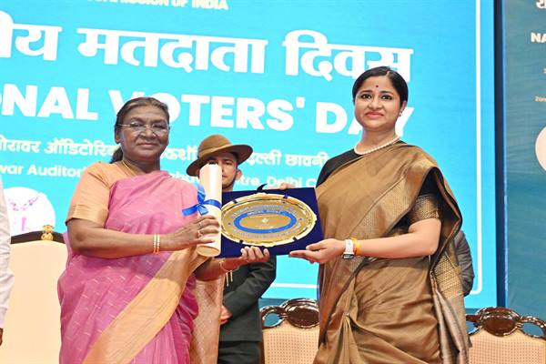 राष्ट्रपति श्रीमती मुर्मु ने स्वीप गतिविधियों के लिये झाबुआ कलेक्टर सुश्री नेहा मीणा को किया सम्मानित