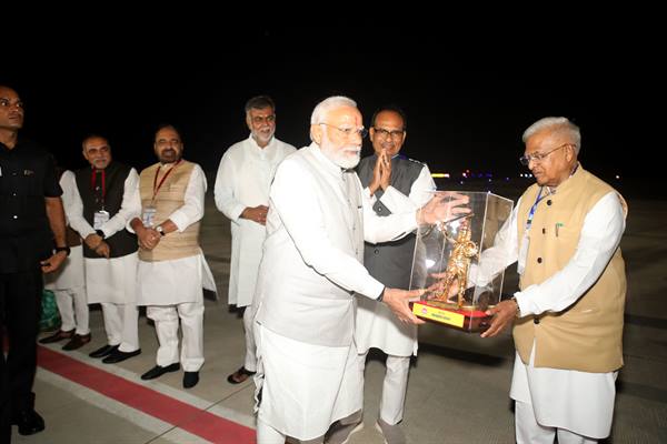प्रधानमंत्री को राज्यपाल और मुख्यमंत्री ने वीरांगना रानी दुर्गावती की प्रतिमा भेंट की