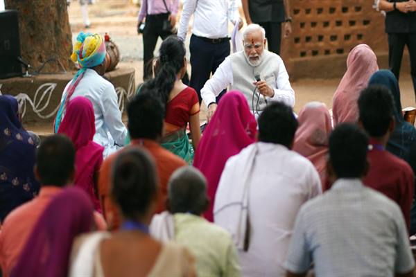 प्रधानमंत्री श्री मोदी पकरिया में जनजाति समुदाय के बीच पहुँचे