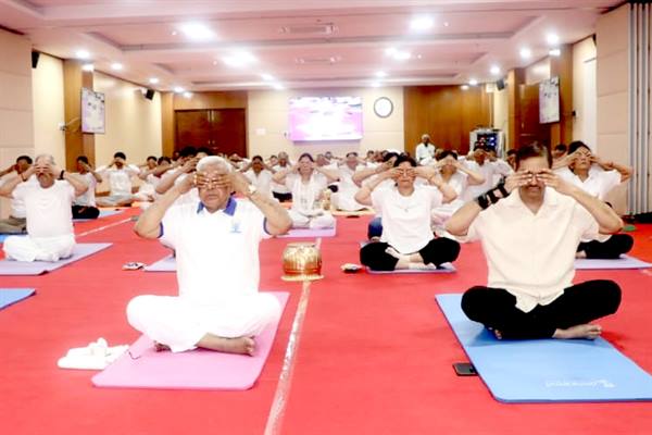 राज्यपाल श्री मंगुभाई पटेल के नेतृत्व में राजभवन में हुआ सामूहिक योगाभ्यास
