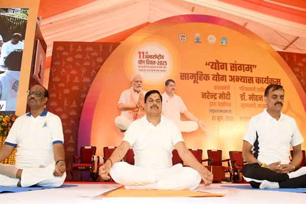 योग का अर्थ है जोड़ना और मैं से हम की यात्रा ही योग का आधार है: प्रधानमंत्री श्री मोदी