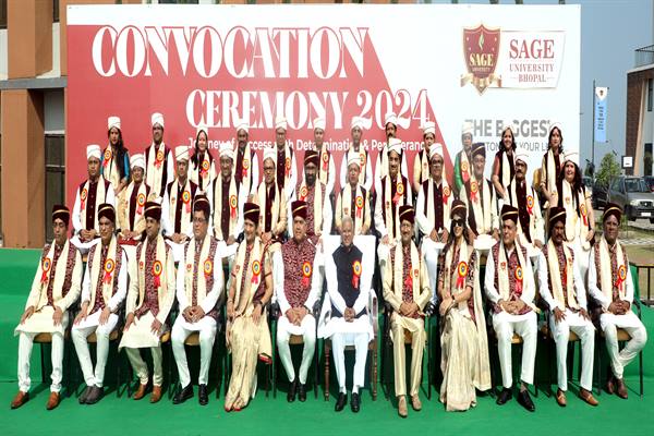 शिक्षक स्वयं के आचरण से विद्यार्थियों में संस्कारों का रोपण करें: राज्यपाल श्री पटेल