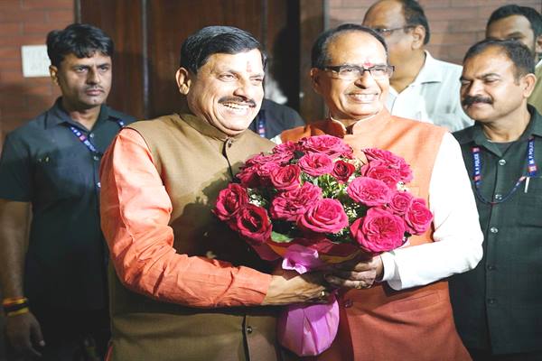 मुख्यमंत्री डॉ. यादव ने पूर्व मुख्यमंत्री श्री चौहान से सौजन्य भेंट की