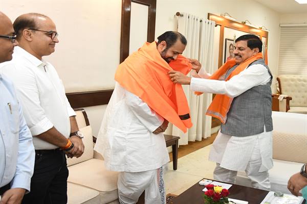 CM Dr. Yadav Was Paid a Courtesy Visit by Shri Nathji Temple Head Goswami Vishal Bawa