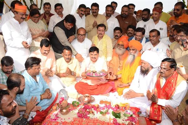 CM Dr. Yadav Offers Prayers at Shri Angareshwar Mahadev Temple