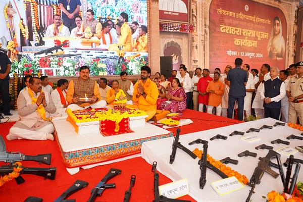 Chief Minister Dr. Yadav performs Shastra Pooja in Maheshwar
