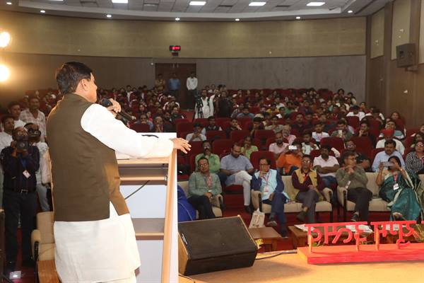 हिंदी भाषा के संरक्षण और विकास में हिंदी कवियों और साहित्यकारों का अहम योगदान : मुख्यमंत्री डॉ. यादव