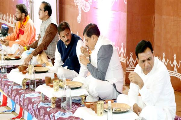मुख्यमंत्री डॉ. यादव और मंत्रि-परिषद के सदस्यों ने बुंदेली व्यंजन और पकवानों का लुत्फ उठाया