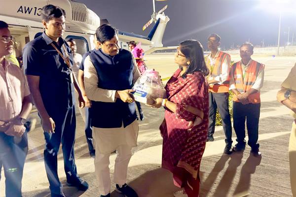 CM Dr. Yadav Presented with Handmade Products by ‘Didis’ of Self Help Groups