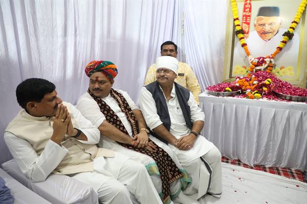 मुख्यमंत्री डॉ. यादव के निवास पहुंचे संत श्री पंडोखर सरकार