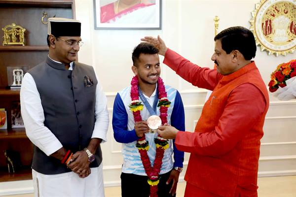 मुख्यमंत्री डॉ. मोहन यादव ने अंतर्राष्ट्रीय हॉकी खिलाड़ी श्री विवेक सागर का किया सम्मान