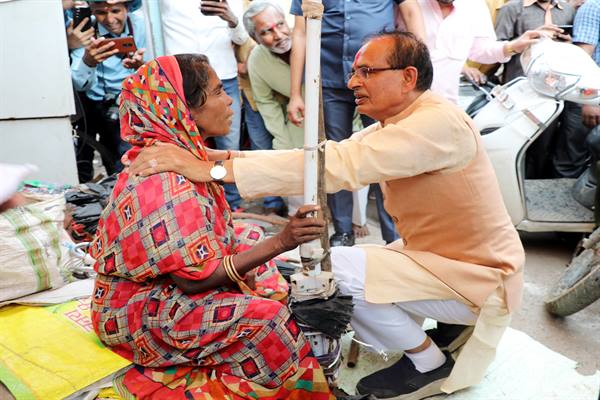 छाता सुधारने वाली दुर्गा बाई को मुख्यमंत्री ने दी 50 हजार की सहायता