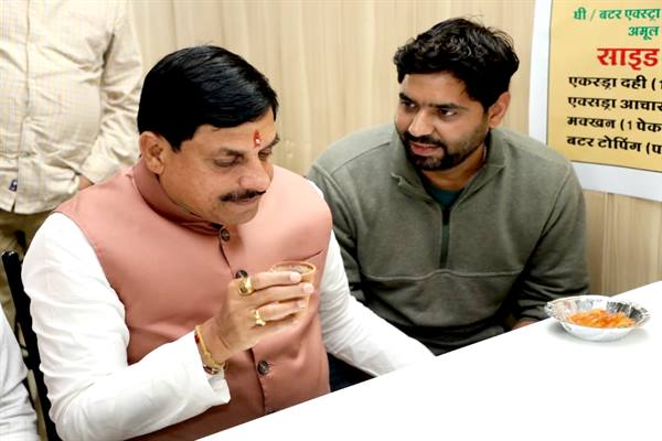 Chief Minister Dr. Yadav enjoys poha-jalebi in Indore