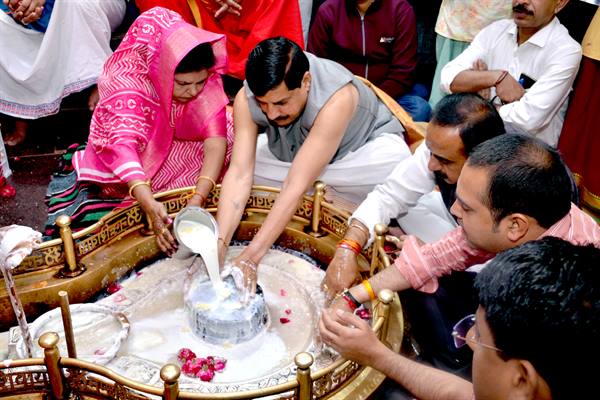 मुख्यमंत्री डॉ. यादव ने भगवान श्री अंगारेश्वर महादेव की सपत्निक पूजा-अर्चना की