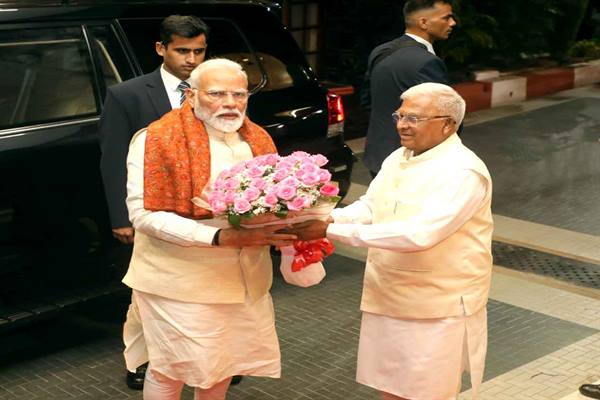 प्रधानमंत्री श्री मोदी का राज्यपाल श्री पटेल ने किया स्वागत