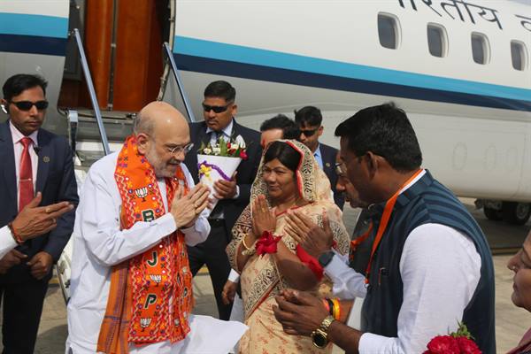 केन्द्रीय गृह मंत्री का खजुराहो विमानतल पर हुआ आत्मीय स्वागत