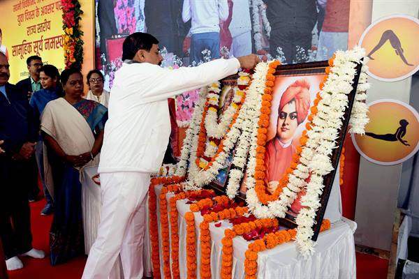 मुख्यमंत्री डॉ. यादव ने स्वामी विवेकानंद की प्रतिमा पर किया माल्यार्पण