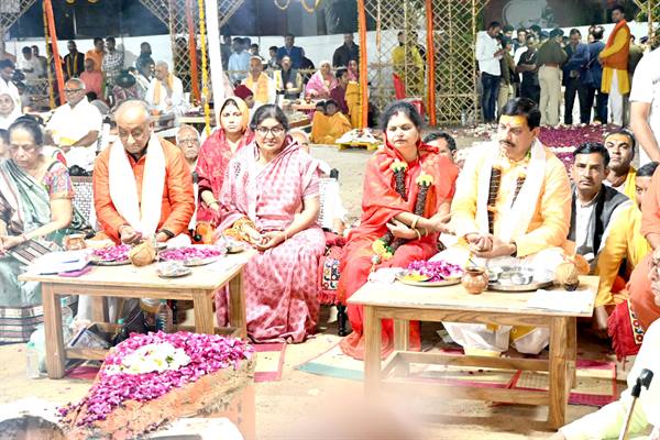 CM Dr. Mohan Yadav participates in Shri Atirudra Mahayagya Pujan at Shri Swami Narayan Ashram along with wife