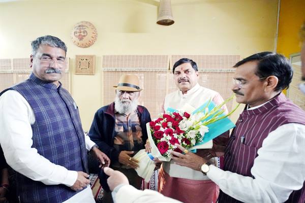 मुख्यमंत्री डॉ. यादव ने पद्मश्री के लिए नामांकित श्री भट्टी के निवास पहुँचकर शुभकामनाएँ दीं