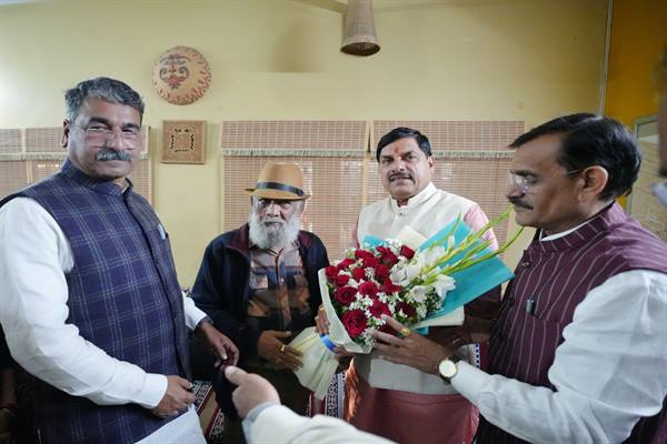 CM Dr. Yadav visits the residence of Shri Bhatti nominated for Padma Shri and greets him