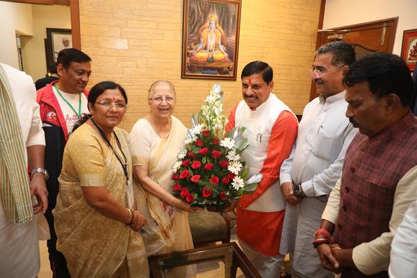 CM Dr. Mohan Yadav pays a courtesy visit to former Lok Sabha Speaker Smt. Sumitra Mahajan