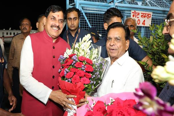 Grand Welcome for Chief Minister Dr. Yadav at State Hangar, Bhopal