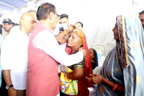मुख्यमंत्री श्री चौहान ने मेगा हेल्थ कैम्प का अवलोकन कर मरीजों से की चर्चा