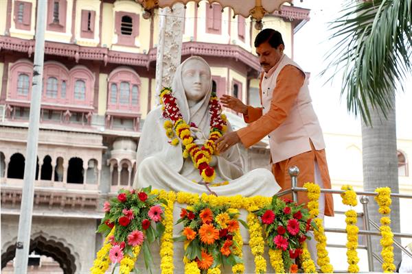 मुख्यमंत्री डॉ. यादव ने केंद्रीय मंत्री श्री यादव के साथ देवी अहिल्या बाई होल्कर की प्रतिमा पर किया माल्यार्पण