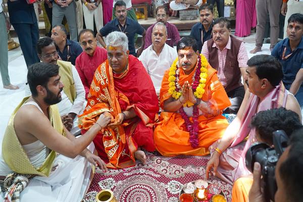 मुख्यमंत्री डॉ.यादव और केंद्रीय मंत्री श्री यादव ने बाबा महाकाल के दर्शन व पूजा- अर्चना की