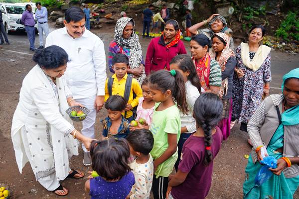 When CM Dr. Yadav bought mangoes from women of Bariam village...