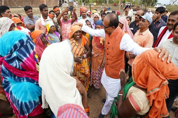 शहडोल दौरे पर पहुँचे मुख्यमंत्री श्री चौहान, दिखे अलग अंदाज में