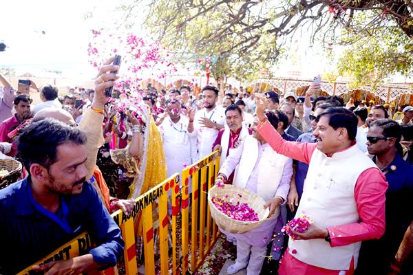 करीला धाम के संपूर्ण विकास की बनाई जायेगी योजना : मुख्यमंत्री डॉ. यादव करीला धाम के संपूर्ण विकास की बनाई जायेगी योजना : मुख्यमंत्री डॉ. यादव