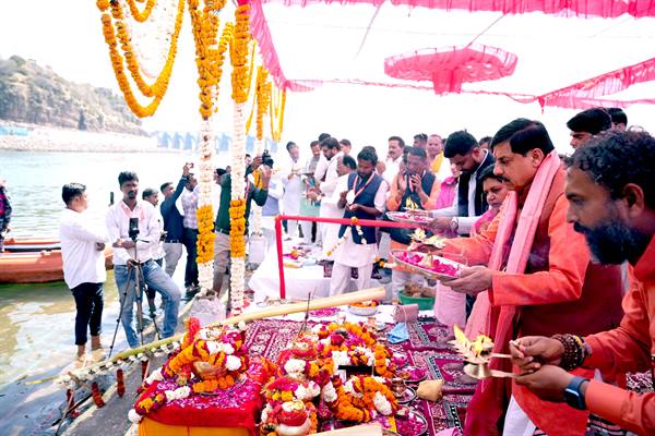 CM Dr. Yadav prays for the prosperity of the state by performing worship ritual to Maa Narmada in Omkareshwar