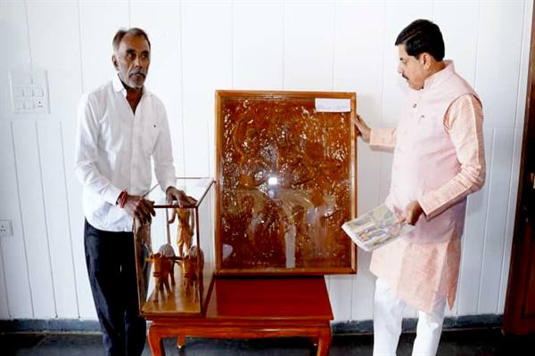 Wood Sculpture Artist Shri Vishwakarma Meets CM Dr. Yadav