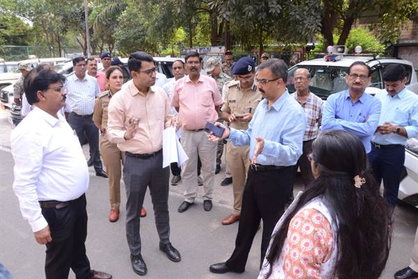 मुख्य निर्वाचन पदाधिकारी श्री राजन ने ग्वालियर में स्ट्रांग रूम, मतदान केन्द्र एवं मतगणना स्थल का किया निरीक्षण