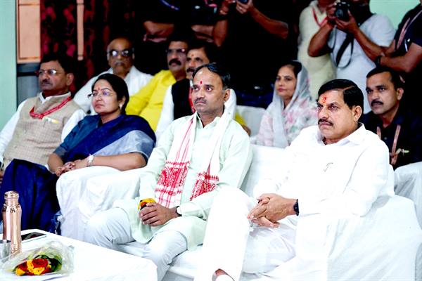 CM Dr. Yadav listens to Prime Minister Shri Modis Mann Ki Baat in Satna