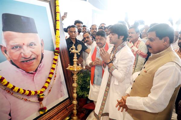 आचार्य श्री धीरेन्द्र शास्त्री ने स्व. श्री यादव को पुष्पांजलि अर्पित कर श्रद्धांजलि दी