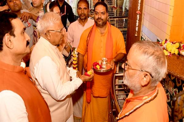 Shri Patel Offers Pooja to Maa Pitambara at Datia Shaktipeeth