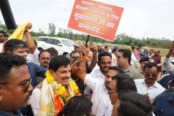 CM Dr. Yadav Warmly Greeted by Farmers for Launching Bhavantar Scheme