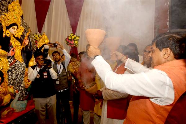 CM Dr. Yadav Worships Goddess Kali and Shakti at Bengali Market, Rishi Nagar