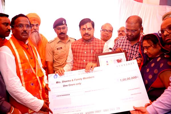 CM Dr. Yadav Pays Tribute to Deceased Police Personnel