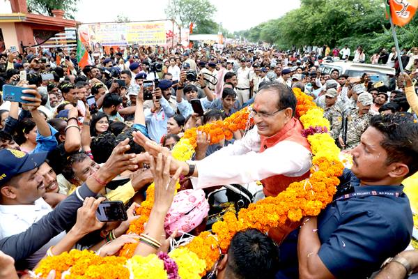 कुरवाई में मुख्यमंत्री श्री चौहान हुए जनदर्शन में शामिल